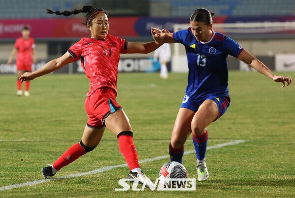 8일 경기 이천시 이천종합운동장에서 열린 신세계 이마트 초청 여자 축구 국가대표 대한민국과 필리핀의 친선경기, 전반 한국 이영주가 상대와 볼 다툼을 하고 있다. 사진┃뉴시스