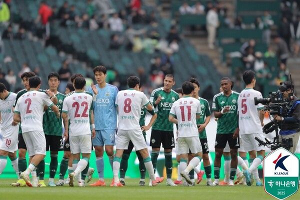 전북현대와 대전하나시티즌 선수들이 경기 후 악수를 나누고 있다. 사진┃한국프로축구연맹