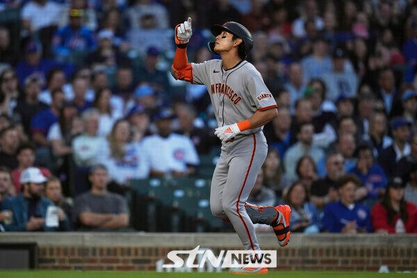 샌프란시스코 자이언츠의 이정후가 6일(현지 시간) 미 일리노이주 시카고의 리글리 필드에서 열린 2025 메이저리그 시카고 컵스와의 경기 3회 초 2점 홈런(시즌 4호)을 친 후 베이스를 돌며 세리머니하고 있다. 사진┃뉴시스/AP