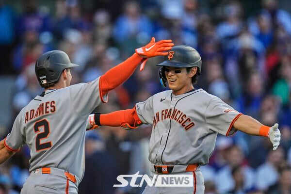 샌프란시스코 자이언츠의 이정후(오른쪽)가 6일(현지 시간) 미 일리노이주 시카고의 리글리 필드에서 열린 2025 메이저리그 시카고 컵스와의 경기 3회 초 2점 홈런을 친 후 홈에 들어와 윌리 아다메스와 환호하고 있다. 사진┃뉴시스/AP
