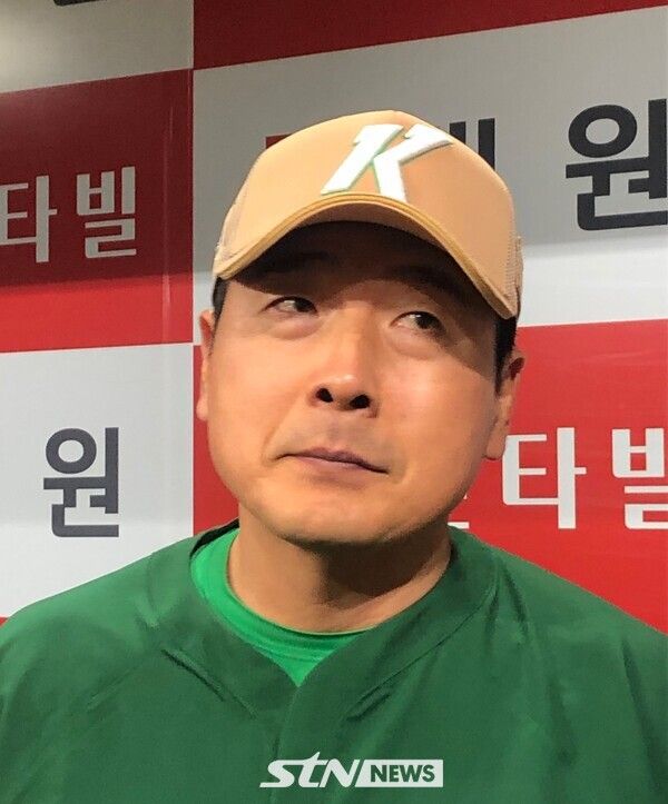 경기 전 취재진과 인터뷰를 갖는 키움히어로즈 홍원기 감독. 고척=사진┃이형주 기자