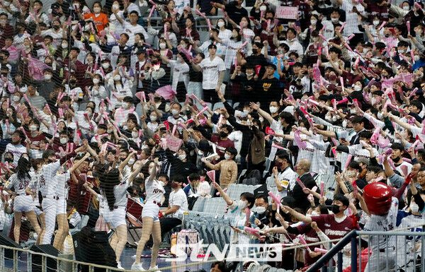 고척돔을 메운 키움히어로즈 팬들. 사진┃뉴시스