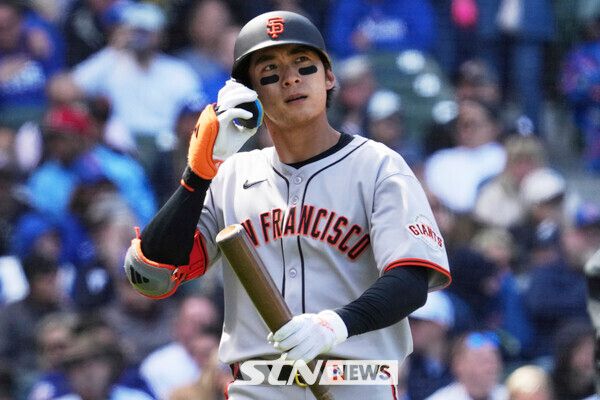 샌프란시스코 자이언츠의 이정후가 7일(현지 시간) 미 일리노이주 시카고의 리글리 필드에서 열린 2025 메이저리그 시카고 컵스와의 경기 5회 초 삼진으로 물러나고 있다. 이정후는 5타수 무안타 1삼진으로 침묵했고 팀은 3-1로 승리했다. 사진┃뉴시스/AP