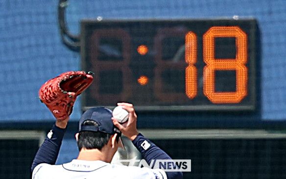 14일 서울 송파구 잠실야구장에서 열린 2024 KBO리그 두산 베어스와 KIA 타이거즈의 시범경기에 '피치 클록'이 시범 운영되고 있다. 피치 클록은 투수는 주자가 있을 때 23초 안에, 주자가 없을 때 18초 안에 공을 던져야 한다. 타자는 피치 클록 종료 8초 전까지 타석에 들어서야 한다. 사진┃뉴시스