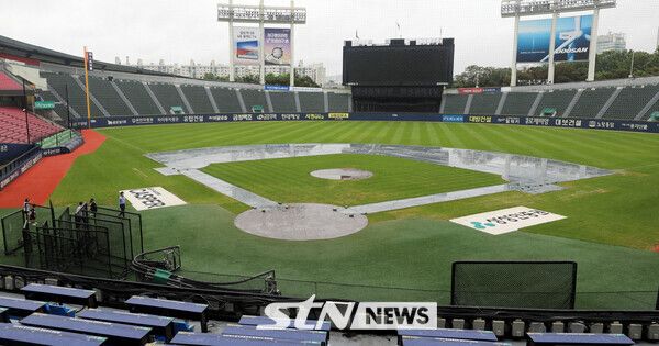 방수포로 덮여있는 잠실야구장. 사진┃뉴시스