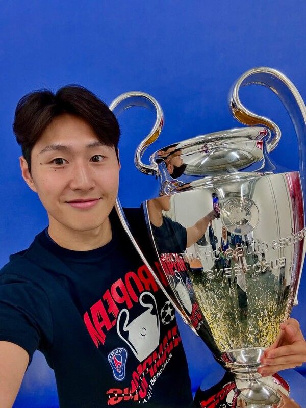 유럽축구연맹(UEFA) 챔피언스리그(UCL) 트로피 기념 촬영 파리 생제르맹 이강인. 사진┃이강인 공식 SNS