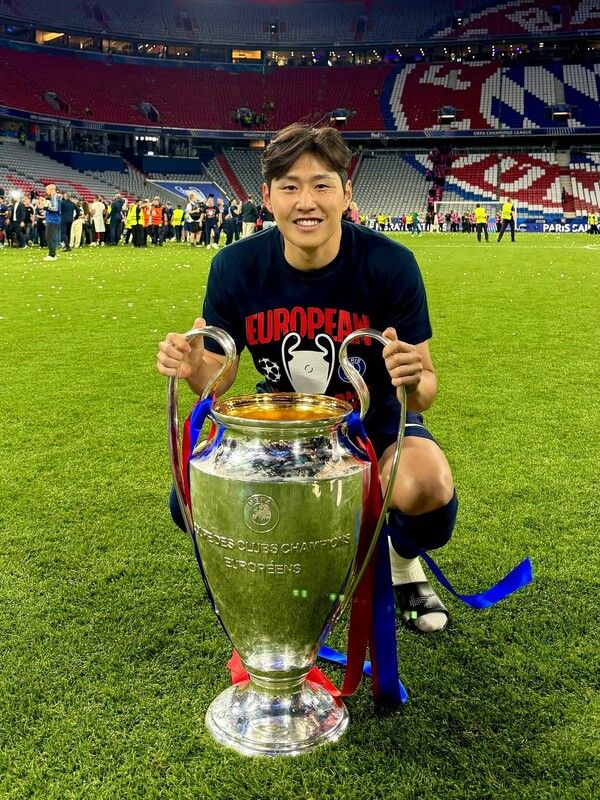 유럽축구연맹(UEFA) 챔피언스리그(UCL) 트로피 기념 촬영 파리 생제르맹 이강인. 사진┃이강인 공식 SNS