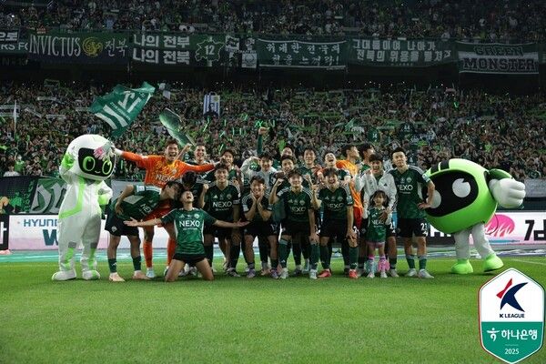 전북현대 선수단이 5월 31일 오후 7시 전주월드컵경기장에서 치러진 울산HD와의 하나은행 K리그1 2025 17라운드 경기에서 3-1 역전승을 거둔 후 기념 촬영 중이다. 사진┃한국프로축구연맹