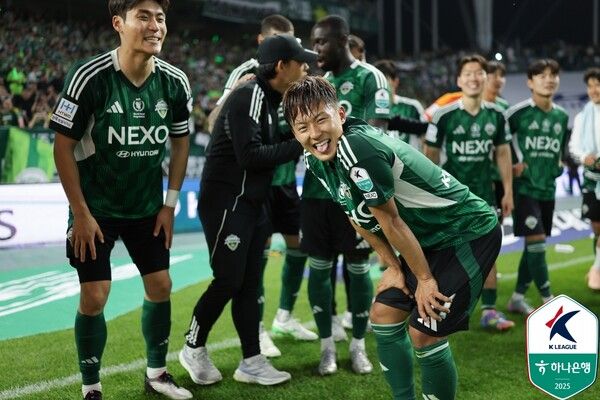 전북현대 이승우가 5월 31일 오후 7시 전주월드컵경기장에서 치러진 울산HD와의 하나은행 K리그1 2025 17라운드 경기에서 3-1 역전승을 거둔 후 기념 촬영 중이다. 사진┃한국프로축구연맹