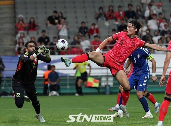 10일 서울 마포구 서울월드컵경기장에서 열린 2026 국제축구연맹(FIFA) 북중미월드컵 아시아 3차 예선 한국과 쿠웨이트의 경기, 한국 오현규가 슛을 시도하고 있다. 사진┃뉴시스
