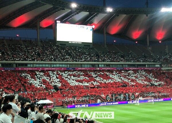 대한축구협회와 붉은 악마가 선보인 'WE대한' 카드섹션. 상암=사진┃이형주 기자