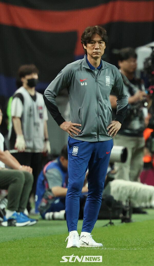 10일 서울 마포구 서울월드컵경기장에서 열린 2026 국제축구연맹(FIFA) 북중미월드컵 아시아 3차 예선 한국과 쿠웨이트의 경기, 홍명보 축구대표팀 감독이 경기를 지켜보고 있다. 사진┃뉴시스