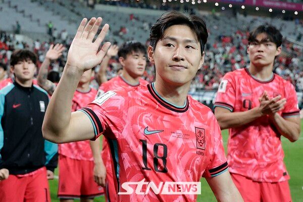 11회 연속 월드컵 본선 진출에 성공한 한국 축구대표팀 이강인이 10일 서울 마포구 서울월드컵경기장에서 열린 2026 국제축구연맹(FIFA) 북중미월드컵 아시아 3차 예선 쿠웨이트와 경기를 마치고 경기장을 돌며 관중들에게 인사하고 있다. 사진┃뉴시스