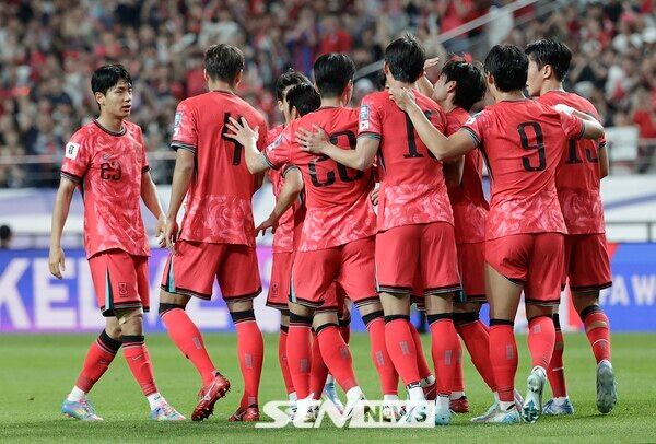 10일 서울 마포구 서울월드컵경기장에서 열린 2026 국제축구연맹(FIFA) 북중미월드컵 아시아 3차 예선 한국과 쿠웨이트의 경기, 전진우가 상대의 자책골을 유도한 후 동료들과 기뻐하고 있다. 사진┃뉴시스