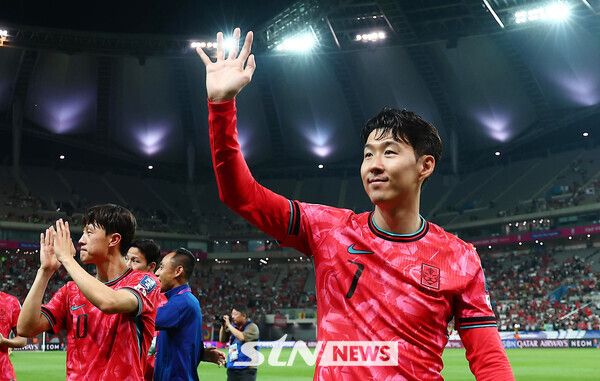 11회 연속 월드컵 본선 진출에 성공한 한국 축구대표팀 손흥민과 선수들이 10일 서울 마포구 서울월드컵경기장에서 열린 2026 국제축구연맹(FIFA) 북중미월드컵 아시아 3차 예선 쿠웨이트와의 경기에서 4-0 승리를 거둔 후 팬들에게 인사를 하고 있다. 사진┃뉴시스