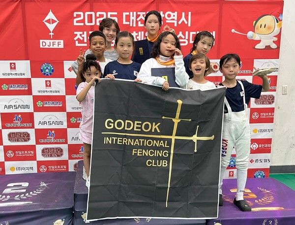 평택시펜싱협회 고덕국제펜싱클럽 선수들이 수상을 마치고 기념 촬영을 하고 있다. [사진=평택시펜싱협회]