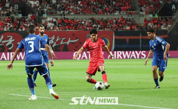 10일 서울 마포구 서울월드컵경기장에서 열린 2026 국제축구연맹(FIFA) 북중미월드컵 아시아 3차 예선 한국과 쿠웨이트의 경기, 한국 전진우가 드리블을 하고 있다. 사진┃뉴시스