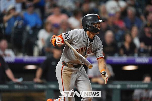 샌프란시스코 자이언츠의 이정후가 10일(현지 시간) 미 콜로라도주 덴버의 쿠어스 필드에서 열린 2025 메이저리그 콜로라도 로키스와의 경기 7회 초 투수 앞 땅볼을 치고 있다. 이정후는 5타수 1안타 2득점 1삼진을 기록했고 샌프란시스코는 6-5로 승리했다. 사진┃뉴시스/AP