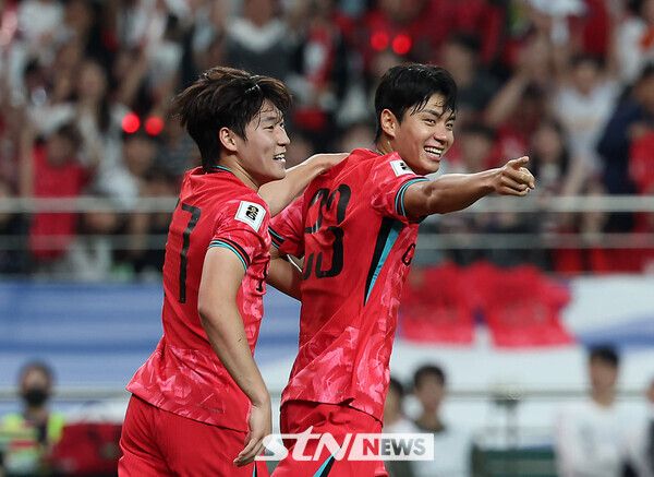 10일 서울 마포구 서울월드컵경기장에서 열린 2026 국제축구연맹(FIFA) 북중미월드컵 아시아 3차 예선 한국과 쿠웨이트의 경기, 한국 전진우가 상대의 자책골을 유도한 후 기뻐하고 있다. 사진┃뉴시스