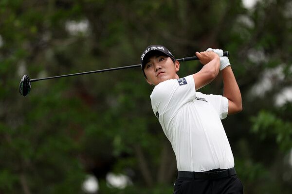 13일 오후 경기도 안산시 대부도에 위치한 더헤븐 컨트리클럽(파72·7,293야드)에서 열린 '2025 한국프로골프(KPGA)투어 하나은행 인비테이셔널(총상금 13억 원)'에 출전한 옥태훈이 샷을 날리고 있다. 사진┃KPGA