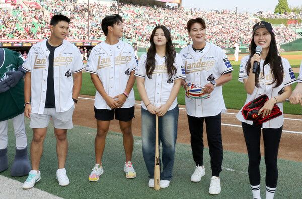 아내 하원미 씨의 시투, 딸 추소희 양의 시타 속 시포를 한 추신수 SSG 보좌역. 사진┃SSG 랜더스