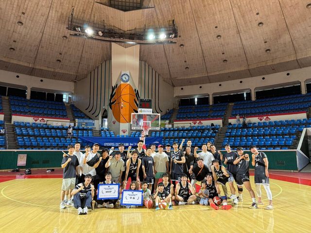 대회 우승 이후 세리머니를 펼치고 있는 아울스. 잠실=사진┃강의택 기자