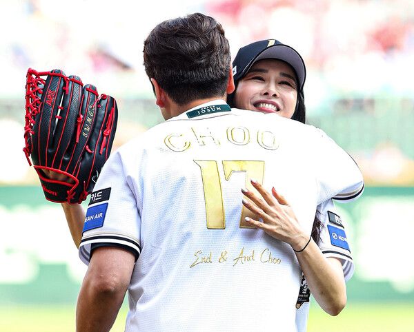 아내와 포옹을 하는 추신수 SSG 랜더스 보좌역. 사진┃SSG 랜더스
