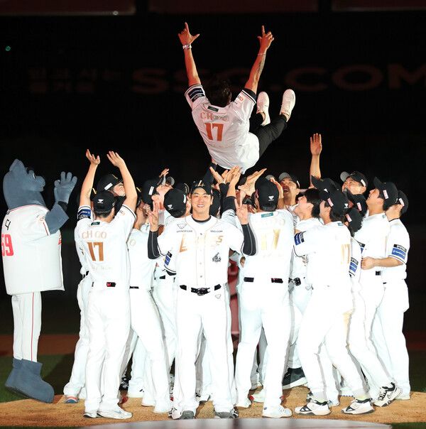 헹가레를 받는 추신수 SSG 랜더스 보좌역. 사진┃SSG 랜더스