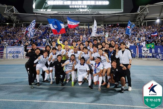 하나은행 K리그2 2025 15라운드 성남FC와의 경기에서 승리한 이후 환호하고 있는 수원 삼성 선수단. 사진┃한국프로축구연맹