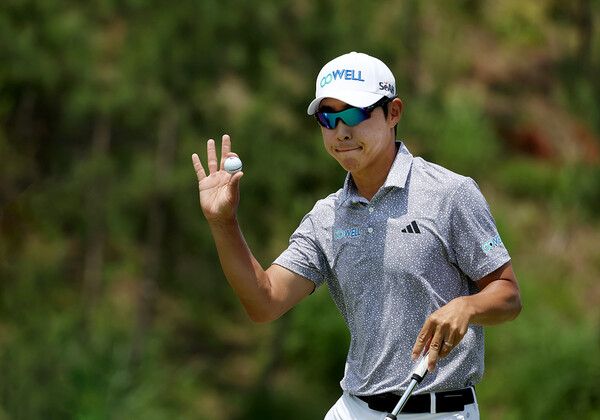 15일 경기도 안산시 대부도에 위치한 더헤븐 컨트리클럽(파72·7,293야드)에서 진행된 '2025 한국프로골프(KPGA)투어 하나은행 인비테이셔널(총상금 13억 원)' 최종 라운드에 출전한 최진호가 4번홀 버디 퍼팅 성공 후 인사를 하고 있다. 사진┃KPGA