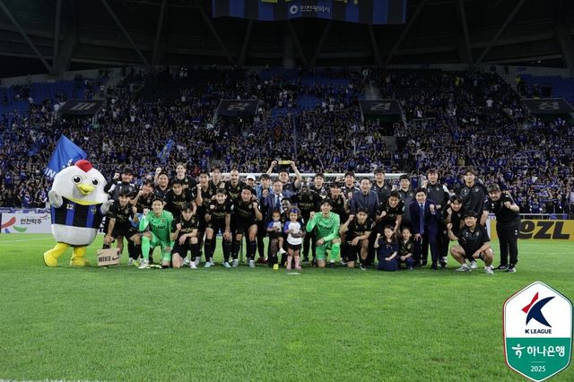 하나은행 K리그2 2025 15라운드 부천FC와의 경기에서 승리한 이후 환호하는 인천 유나이티드 선수단. 사진┃한국프로축구연맹