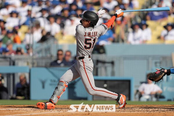 샌프란시스코 자이언츠의 이정후가 15일(현지 시간) 미 캘리포니아주 로스앤젤레스의 다저 스타디움에서 2025 메이저리그 LA 다저스와의 경기 4회 초 2타점 적시 3루타를 치고 있다. 이정후는 5타수 1안타 2타점을 기록했고 팀은 4-5로 패했다. 사진┃뉴시스/AP