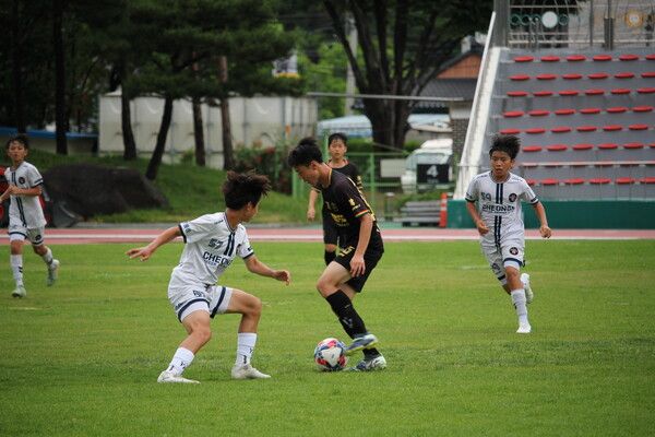 16일까지 강원도 양구종합운동장 등 4개 구장에서 열린 2025 청춘양구 중학교 1학년 축구 페스티벌(이하 청춘양구 페스티벌) 경기 모습. 사진┃리본코퍼레이션랩