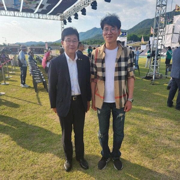 김민호 시장이 왕실축제 행사에서 오하타 부시장과 인사를 나누고 있다. [사진=김우주 기자.]