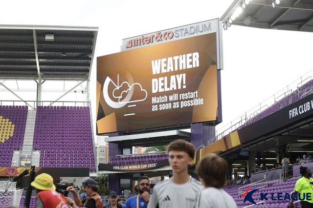 기상 악화로 킥오프가 지연된 울산HD와 마멜로디 선다운스의 클럽월드컵 1차전 경기. 사진┃한국프로축구연맹