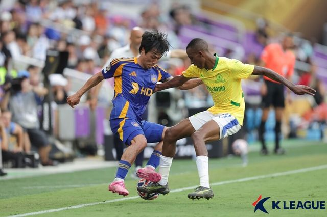 상대와 경합을 펼치고 있는 울산HD 고승범. 사진┃한국프로축구연맹