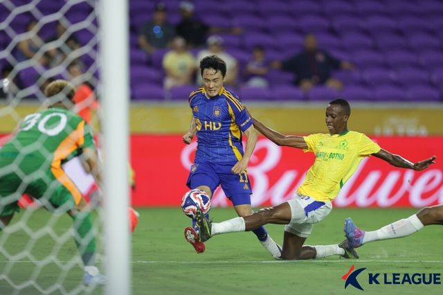 상대와 경합하고 있는 울산HD 엄원상. 사진┃한국프로축구연맹