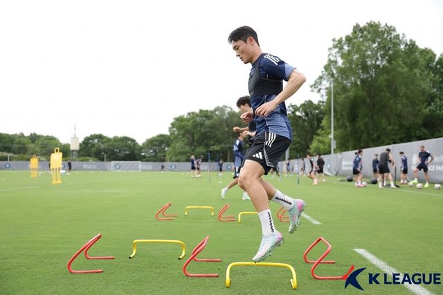 훈련에 임하고 있는 울산HD 엄원상. 사진┃한국프로축구연맹