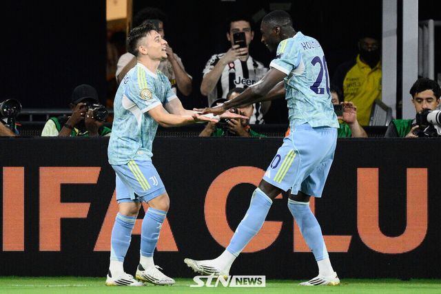 득점을 터트린 후 세리머니를 펼치는 유벤투스 콜로 무아니와 프란시스쿠 콘세이상. 사진┃뉴시스/AP