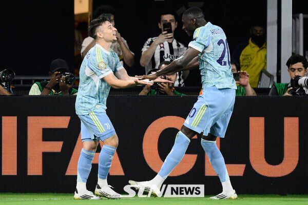 득점 이후 세리머니를 펼치는 유벤투스 프란시스쿠 콘세이상과 콜로 무아니. 사진┃뉴시스/AP