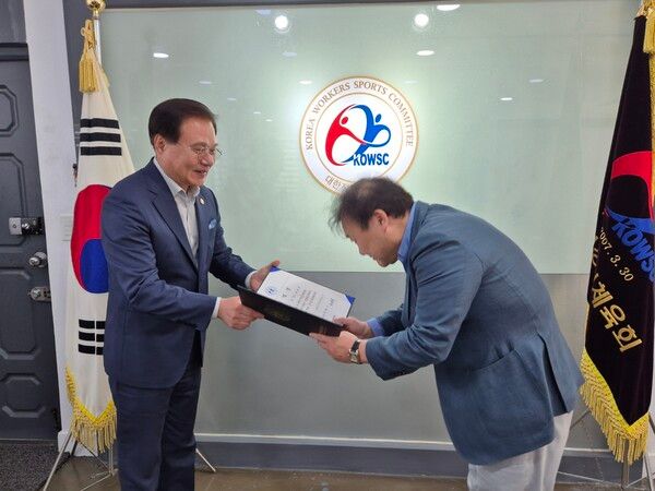 18일 서울 동작구에 위치한 사무국에서 최용운 신임 축구협회장에 대한 공식 임명식 모습. 사진┃대한직장인체육회