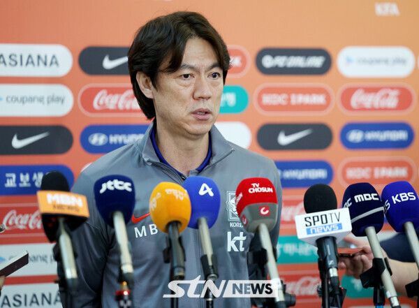 축구대표팀 홍명보 감독이 2026 국제축구연맹(FIFA) 북중미 월드컵 아시아 3차 예선을 치르기 위해 2일 인천국제공항에서 이라크로 출국하기 앞서 인터뷰를 하고 있다. 사진┃뉴시스