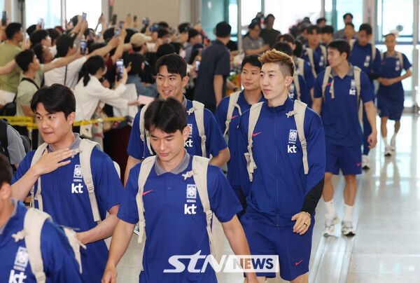 축구대표팀 조현우와 선수들이 2026 국제축구연맹(FIFA) 북중미 월드컵 아시아 3차 예선을 치르기 위해 2일 인천국제공항에서 이라크로 출국하고 있다. 사진┃뉴시스