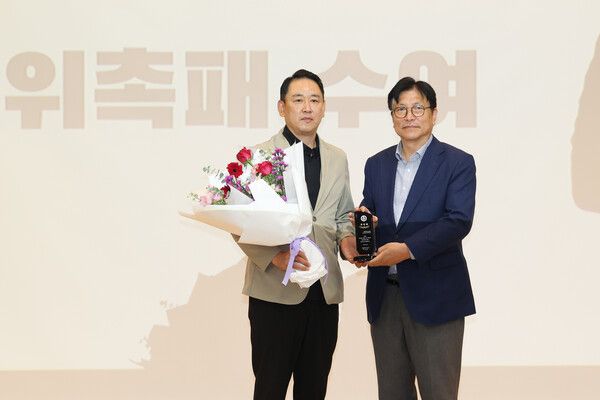 꽃다발을 든 최태웅 전 감독과 도성훈 인천광역시교육감. 사진┃인천광역시교육청