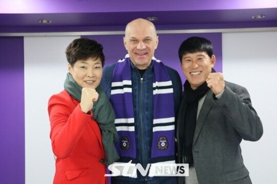 K리그 외국인 골키퍼 레전드였던 '신의손'. 사진은 FC안양 코치 시절 모습(중앙). 사진┃뉴시스