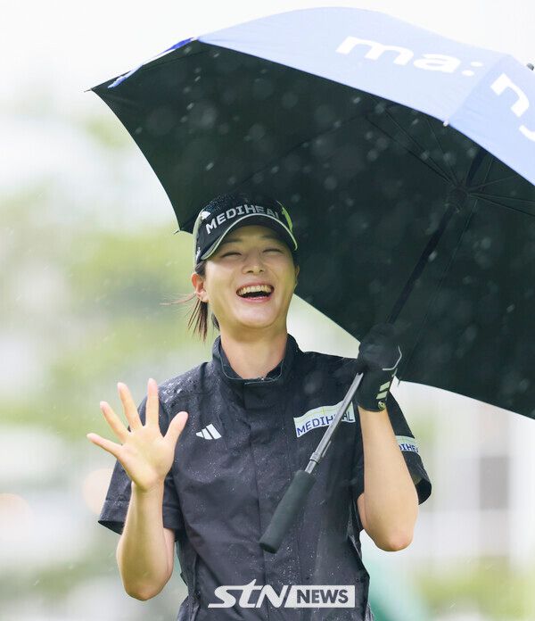 20일 경기도 안산시 대부도에 위치한 더헤븐 컨트리클럽(파72)에서 진행된 '2025 한국여자프로골프(KLPGA) 투어 더헤븐 마스터즈(총상금 10억 원)' 1라운드에 나선 김나영이 카메라를 향해 인사하고 있다. 사진┃KLPGA