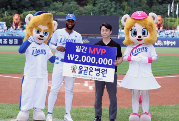 시상식에서 르윈 디아즈와 올곧은병원 임경환 원장. 사진┃삼성 라이온즈