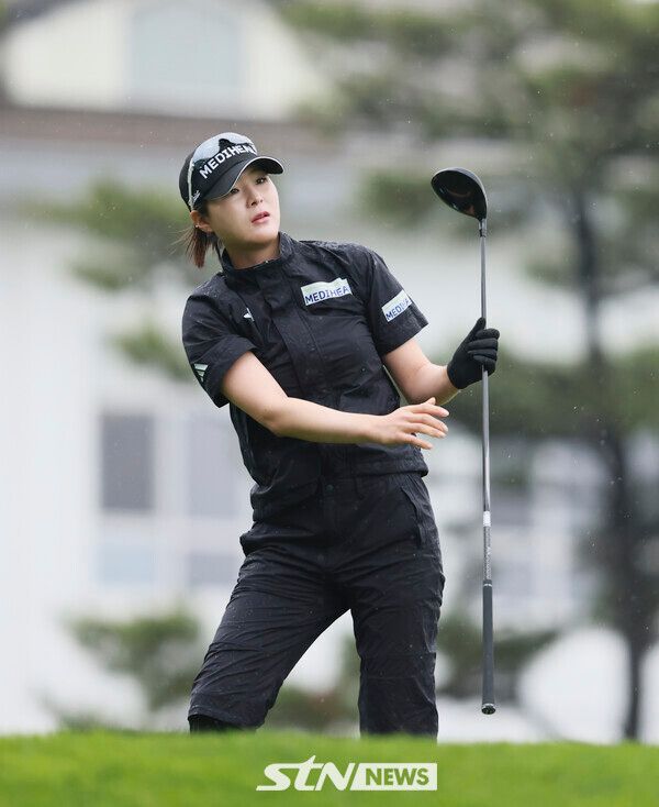 20일 경기도 안산시 대부도에 위치한 더헤븐 컨트리클럽(파72)에서 진행된 '2025 한국여자프로골프(KLPGA) 투어 더헤븐 마스터즈(총상금 10억 원)' 1라운드 10번홀 티샷하는 김나영. 사진┃KLPGA