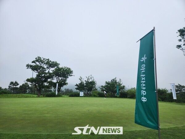 21일 경기도 안산시 대부도에 위치한 더헤븐 컨트리클럽에서 2025시즌 한국여자프로골프(KLPGA) 투어 더헤븐 마스터즈 2라운드가 진행중인 가운데 지난주 한국프로골프(KPGA) 투어 타이틀스폰서 '하나금융그룹'과 '하나은행' 광고판 등 시설물이 경기장 곳곳에 설치돼 눈길을 끌었다. 사진┃이상완 기자