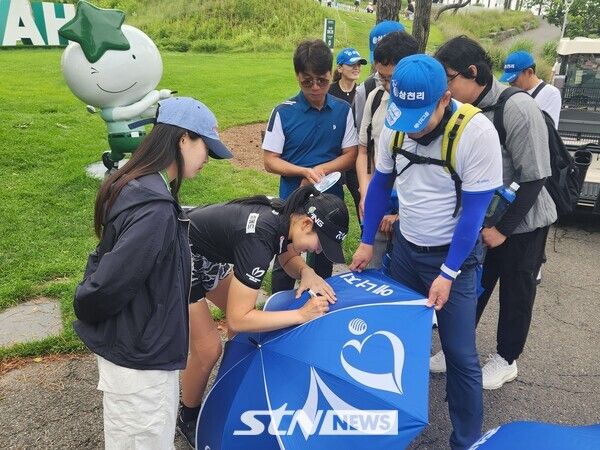 21일 경기도 안산시 대부도에 위치한 더헤븐 컨트리클럽에서 '2025 한국여자프로골프(KLPGA) 투어 더헤븐 마스터즈' 2라운드가 열린 가운데 유현조가 경기를 마친 후 팬들에게 사인을 해주고 있는 모습이다. 사진┃이상완 기자